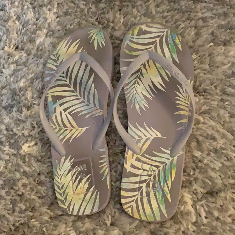 me to we flip flops